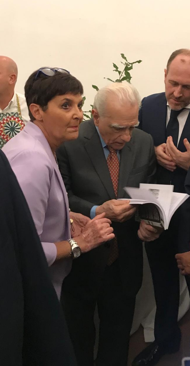 Consegna libro su Vincenzo Sellaro a Martin Scorsese nel 2024